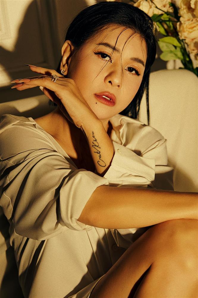 Cát Phượng giữ hình xăm Kiều Minh Tuấn trong bộ ảnh comeback-4