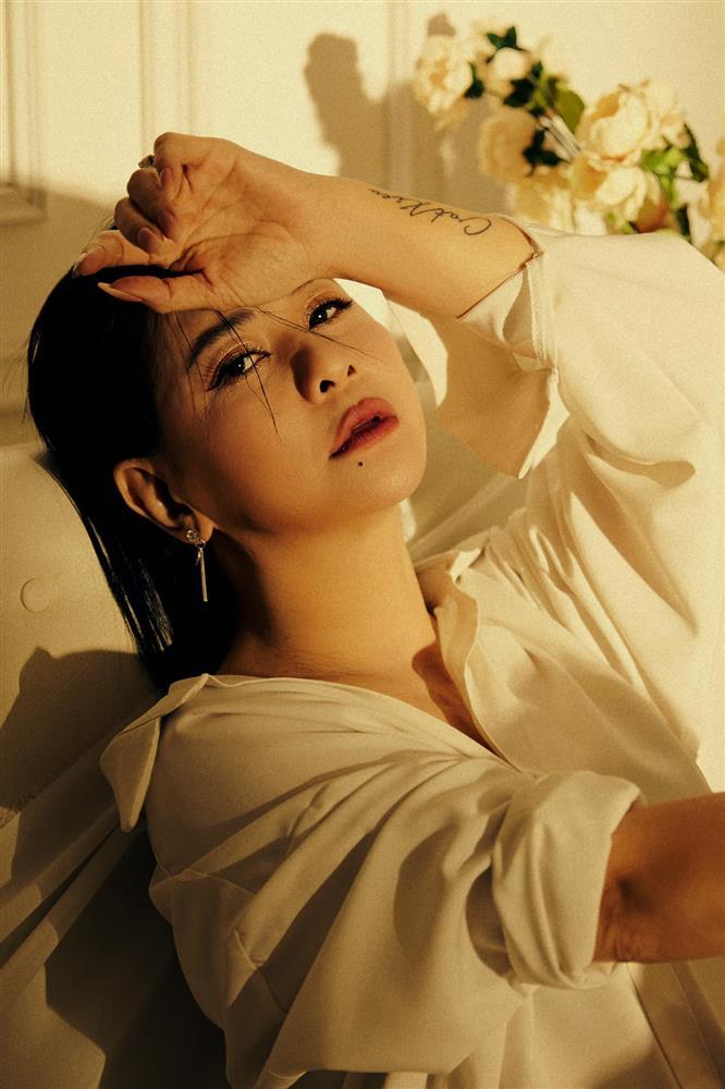 Cát Phượng giữ hình xăm Kiều Minh Tuấn trong bộ ảnh comeback-6