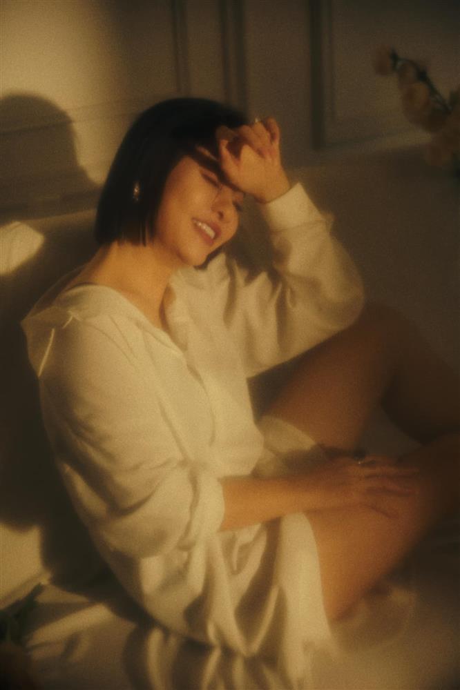 Cát Phượng giữ hình xăm Kiều Minh Tuấn trong bộ ảnh comeback-9