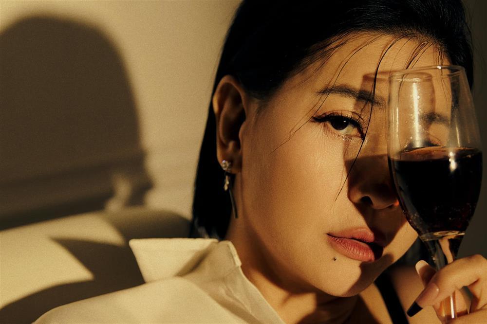 Cát Phượng giữ hình xăm Kiều Minh Tuấn trong bộ ảnh comeback-10