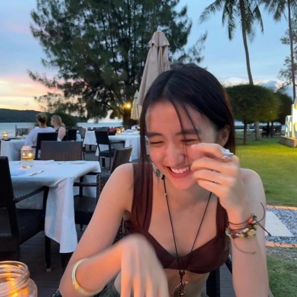 Diễn viên 18 tuổi được Cổ Thiên Lạc o bế-2