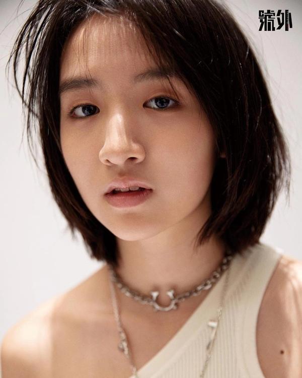 Diễn viên 18 tuổi được Cổ Thiên Lạc o bế-4