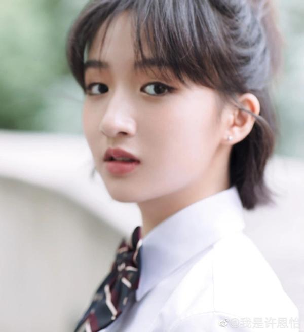 Diễn viên 18 tuổi được Cổ Thiên Lạc o bế-7