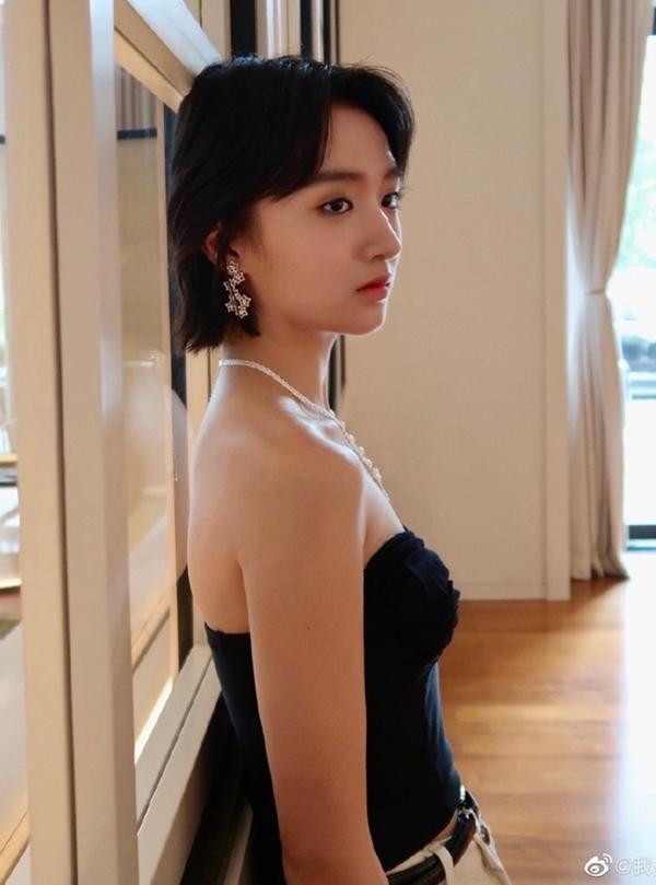 Diễn viên 18 tuổi được Cổ Thiên Lạc o bế-10