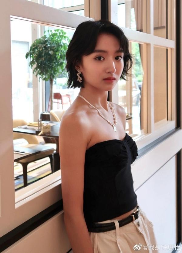 Diễn viên 18 tuổi được Cổ Thiên Lạc o bế-11