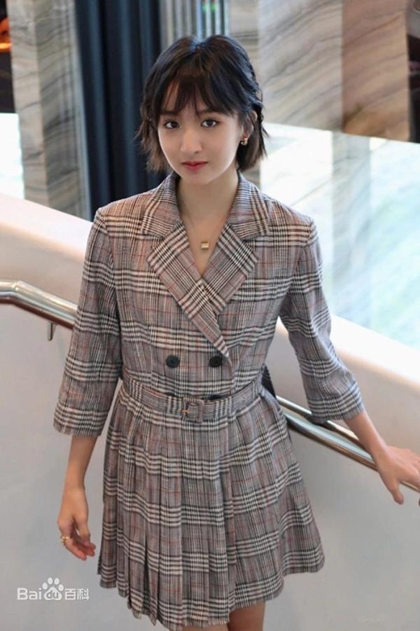 Diễn viên 18 tuổi được Cổ Thiên Lạc o bế-12