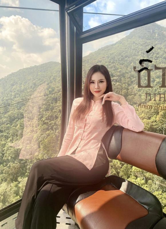 Con dâu tỷ phú Hoàng Kiều về Việt Nam, nhan sắc cực xịn-7