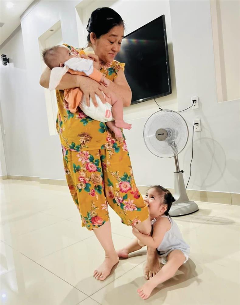 Con gái Lê Dương Bảo Lâm ra ngoài lườm bạn, khi về giành bà-3