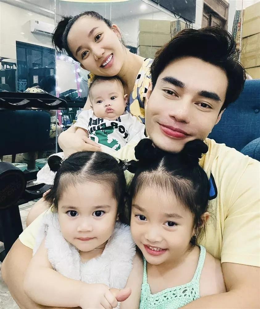 Con gái Lê Dương Bảo Lâm ra ngoài lườm bạn, khi về giành bà-9