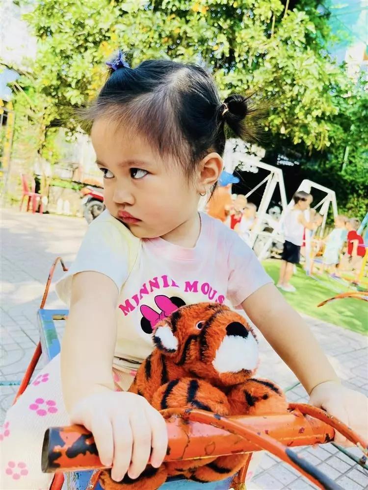 Con gái Lê Dương Bảo Lâm ra ngoài lườm bạn, khi về giành bà-5