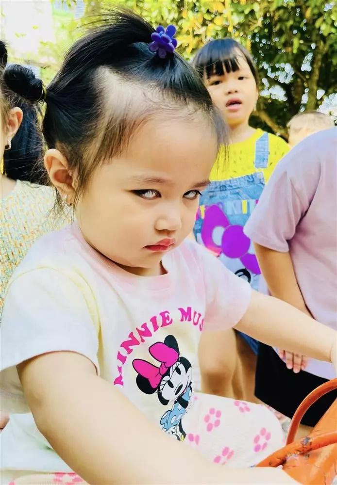 Con gái Lê Dương Bảo Lâm ra ngoài lườm bạn, khi về giành bà-6