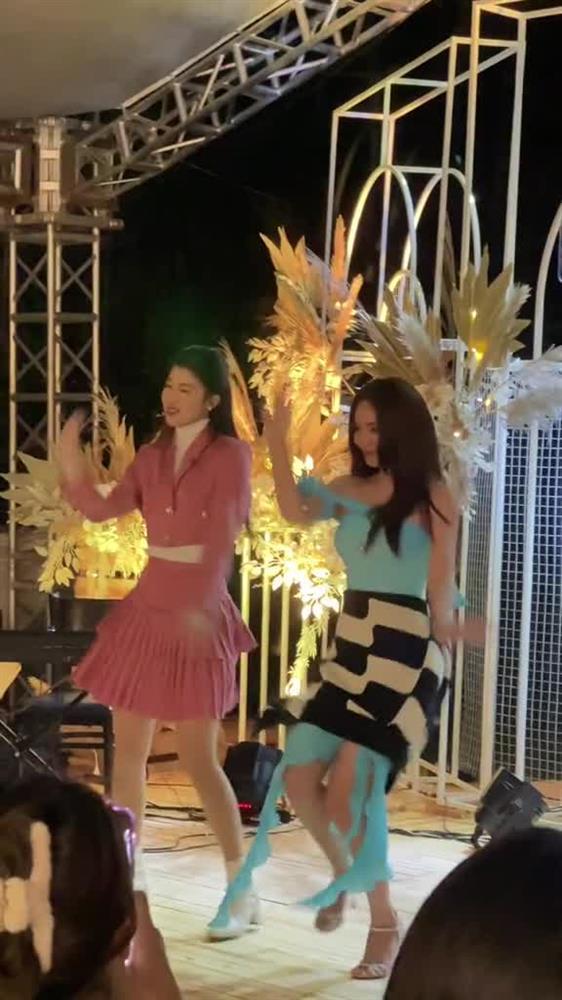 Lan Ngọc quấn áo len quanh váy không giống ai vì 1 lý do đặc biệt-1