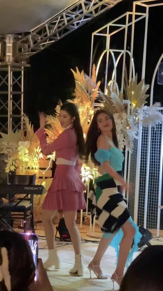 Lan Ngọc quấn áo len quanh váy không giống ai vì 1 lý do đặc biệt-3