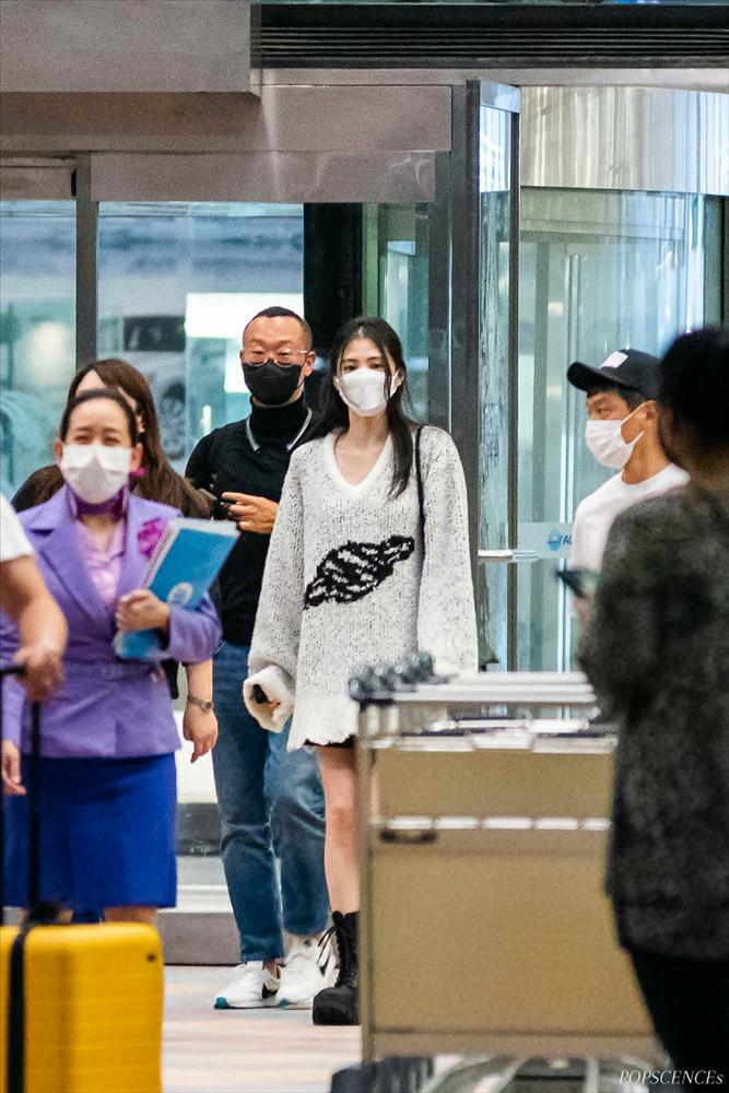 Han So Hee được khen khi quỳ gối để ký tặng cho fan-2