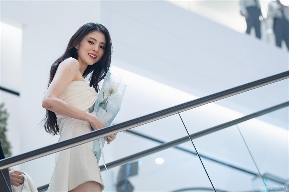 Han So Hee được khen khi quỳ gối để ký tặng cho fan-1