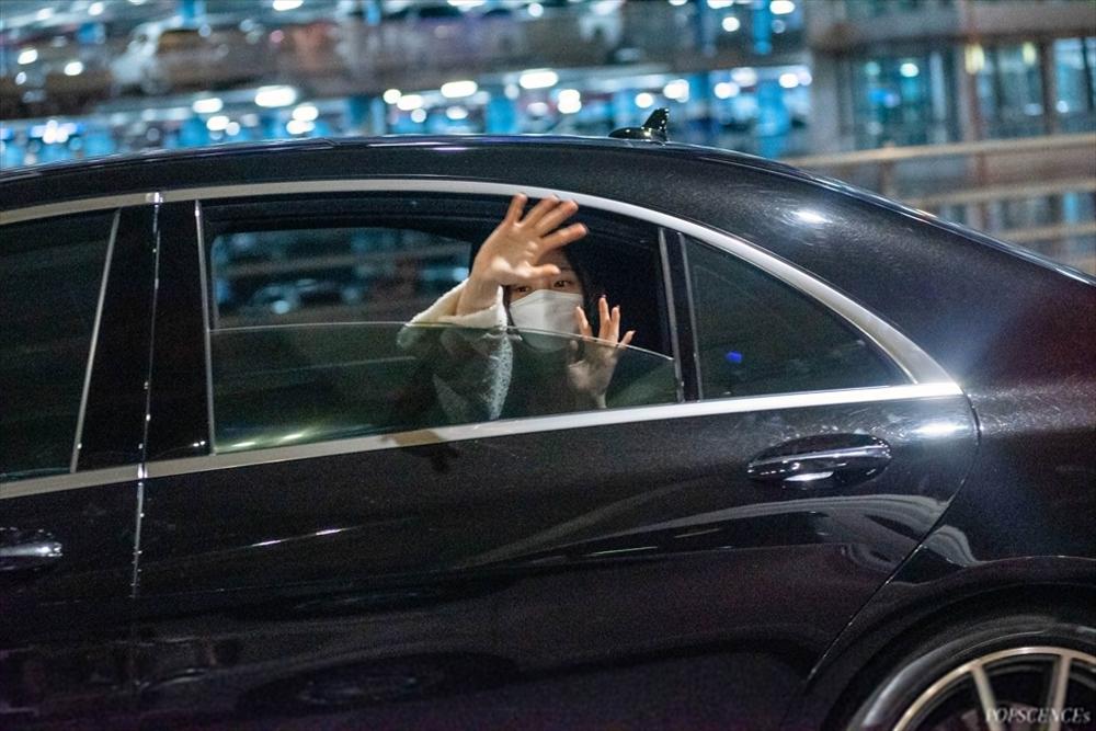 Han So Hee được khen khi quỳ gối để ký tặng cho fan-3