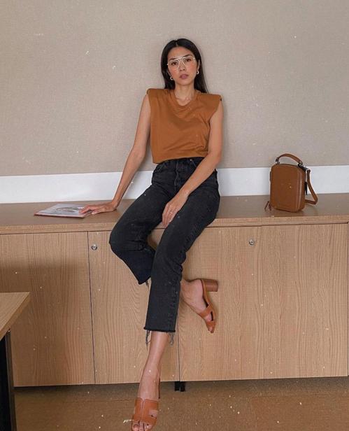 Hà Tăng lẻ bóng dạo phố cực chất với tông màu nâu bà già-9