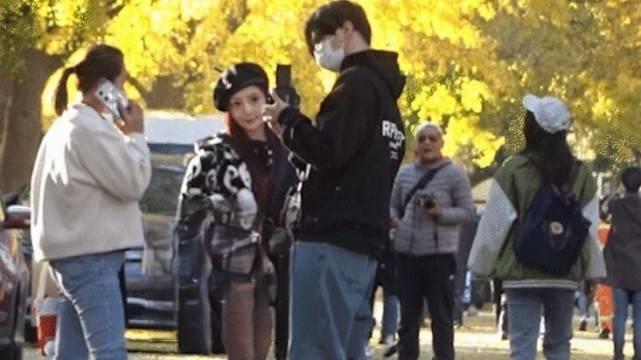 Lý Tiểu Lộ 40 tuổi vẫn e ấp như thiếu nữ bên tình mới-1