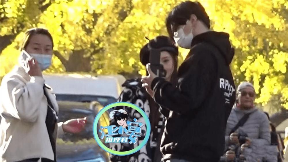 Lý Tiểu Lộ 40 tuổi vẫn e ấp như thiếu nữ bên tình mới-2