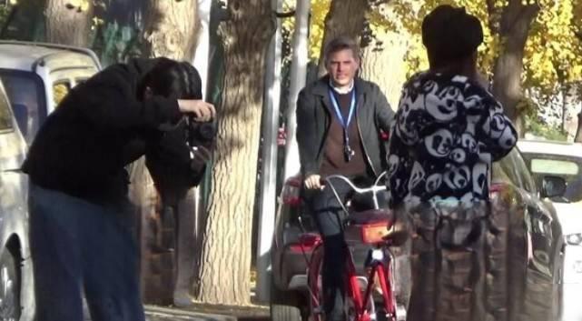 Lý Tiểu Lộ 40 tuổi vẫn e ấp như thiếu nữ bên tình mới-3