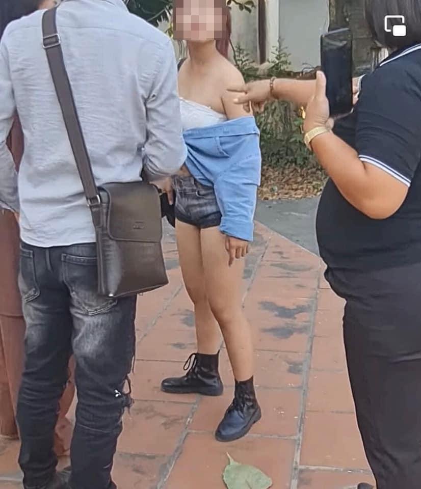 Trang Nemo gây tranh cãi vì mặc đồ bó, khoe vòng 3 khi đi chùa-7