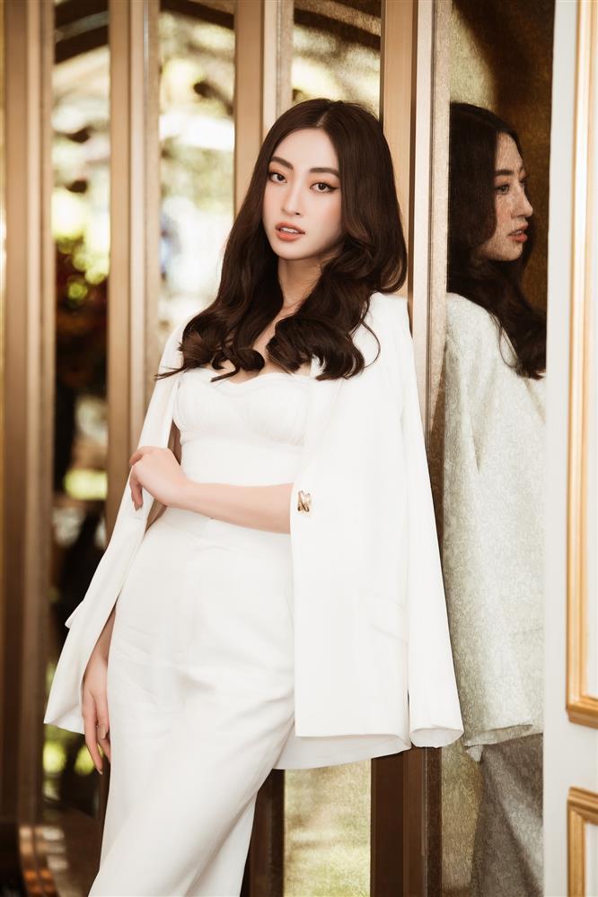 Lương Thùy Linh làm giảng viên có ăn mặc táo bạo như cũ?-7