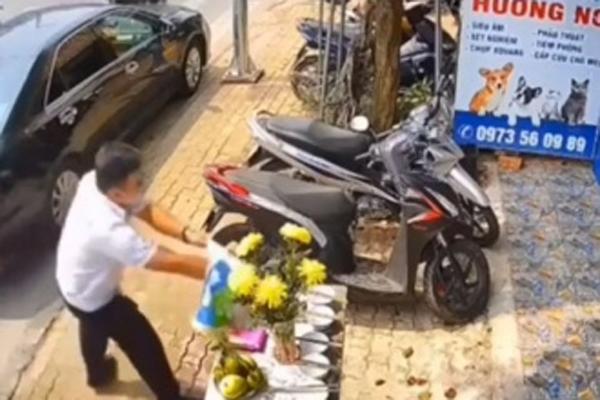 Clip: Lao ra cứu em bé khỏi xe tải, người phụ nữ mất 1 cánh tay-1