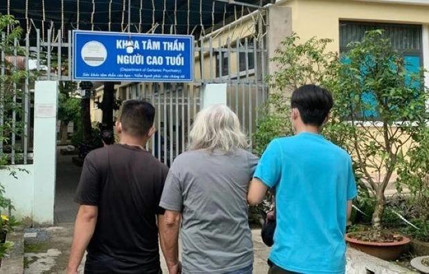 Tin mới về cụ ông cưỡi xe máy, cầm dao dọa chém người-2