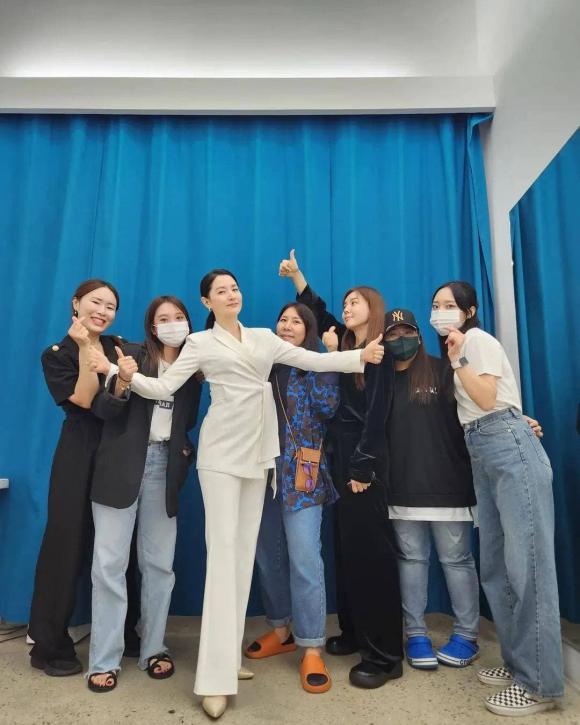 Ảnh hậu trường lộ rõ sắc vóc Kim Tae Hee và Lee Young Ae-2