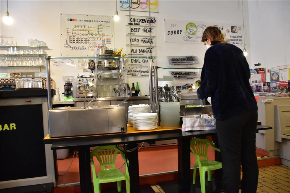 Nhà hàng ăn tùy ý, trả tiền tùy tâm hút khách suốt 17 năm-3