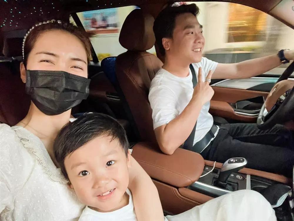 Nỗi lòng Hòa Minzy khi con trai biết giận, không còn muốn theo-8