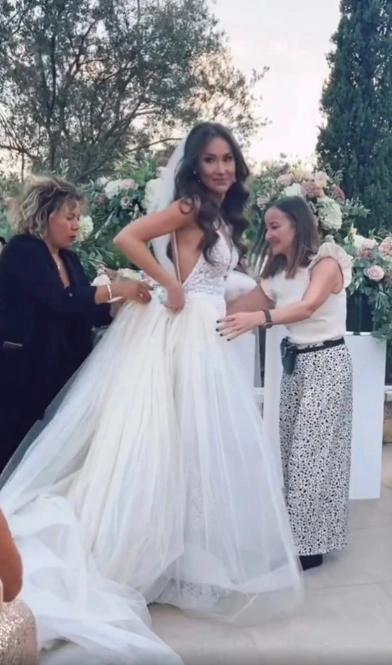 Đang trên sân khấu làm lễ, cô dâu tự nhiên hoãn cưới một lúc-2