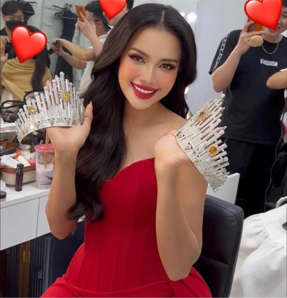 Ngọc Châu khoe 2 vương miện y hệt, netizen đau đầu tìm bản xịn-1