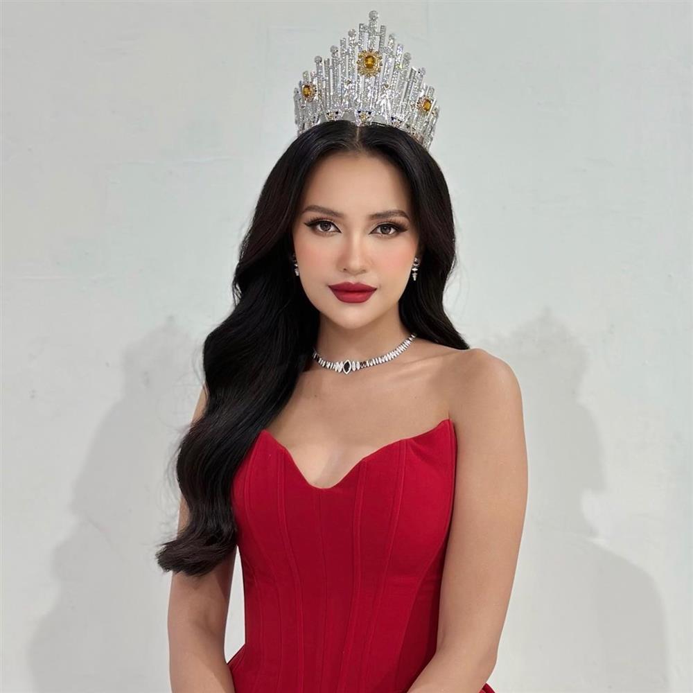 Ngọc Châu khoe 2 vương miện y hệt, netizen đau đầu tìm bản xịn-2