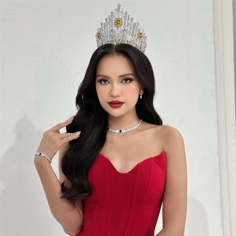 Ngọc Châu khoe 2 vương miện y hệt, netizen đau đầu tìm bản xịn-3