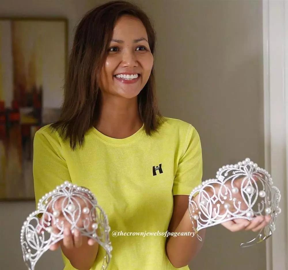 Ngọc Châu khoe 2 vương miện y hệt, netizen đau đầu tìm bản xịn-4