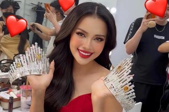 Ngọc Châu khoe 2 vương miện y hệt, netizen đau đầu tìm bản xịn