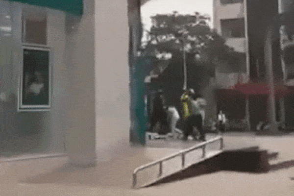 Nghi ôm tiền tỷ theo trai, cô gái bị 2 nam thanh niên đấm túi bụi