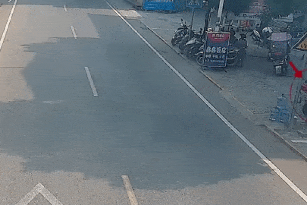 Clip: Lao ra cứu em bé khỏi xe tải, người phụ nữ mất 1 cánh tay