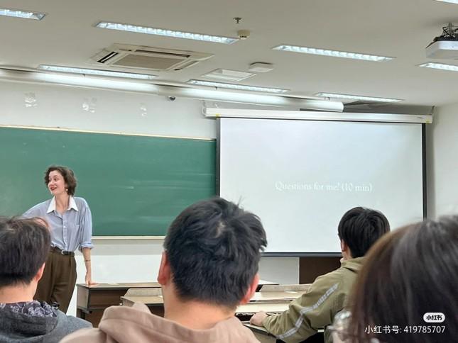 Giảng viên đại học gây sốt vì khuôn mặt đẹp như minh tinh-2