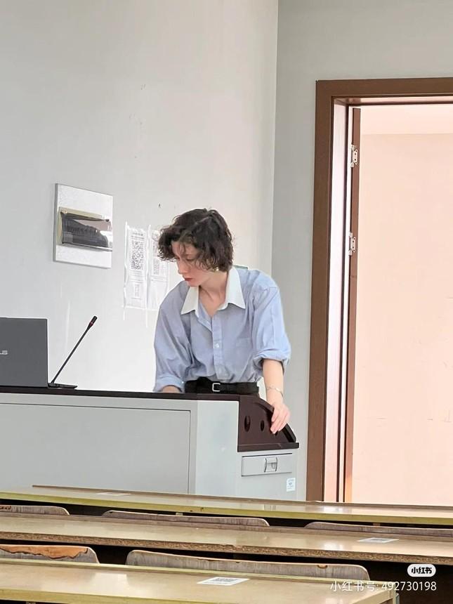 Giảng viên đại học gây sốt vì khuôn mặt đẹp như minh tinh-5