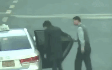 Rầm rộ khoảnh khắc Changmin (TVXQ) kéo fan cuồng khỏi xe hơi-3