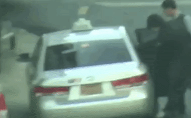 Rầm rộ khoảnh khắc Changmin (TVXQ) kéo fan cuồng khỏi xe hơi-5