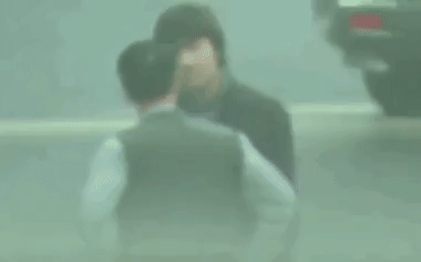 Rầm rộ khoảnh khắc Changmin (TVXQ) kéo fan cuồng khỏi xe hơi-6