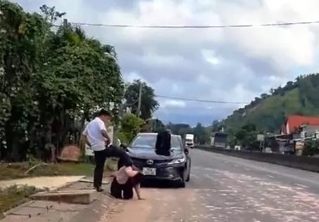 Clip: Gã trai đạp tới tấp vào đầu phụ nữ quỳ gối giữa đường-1