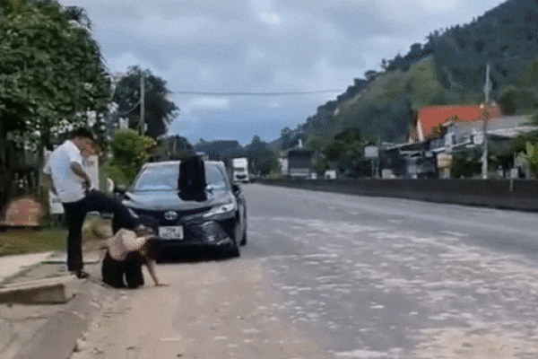 Clip: Gã trai đạp tới tấp vào đầu phụ nữ quỳ gối giữa đường