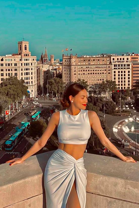 Hà Hồ mê những chiếc váy như quấn khăn để giấu vòng 2-8