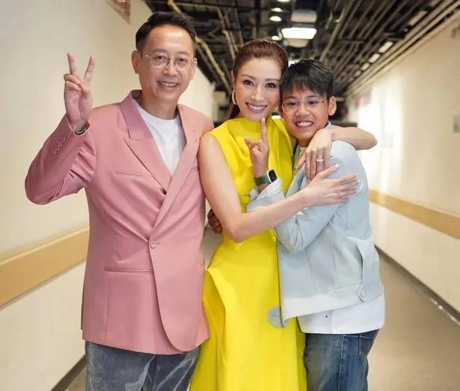 Theo Lý Gia Hân, cô hạnh phúc khi có một gia đình viên mãn, được chồng yêu chiều và con trai hiếu thảo, hiểu chuyện. Hoa hậu Hong Kong 1988 cho biết con trai 11 tuổi đã trưởng thành, biết tự chăm sóc bản thân và bận rộn với sở thích riêng. Vì vậy, vợ chồng cô có nhiều thời gian dành cho nhau. "Chúng tôi bây giờ đang quay lại thời chỉ có hai người. Tôi và ông xã đi ăn, du lịch, tận hưởng giây phút lãng mạn bên nhau nhiều hơn", Lý Gia Hân chia sẻ về cuộc sống hôn nhân hiện tại.