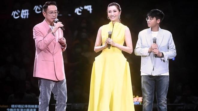 Lý Gia Hân cho biết sau kết hôn Hứa Tấn Hanh vẫn lịch thiệp, ân cần chăm sóc cô như thưở mới yêu. Đại gia Hong Kong giữ thói quen viết thiệp, nhắn gửi những lời yêu thương ngọt ngào đến vợ nhân dịp kỷ niệm đặc biệt.