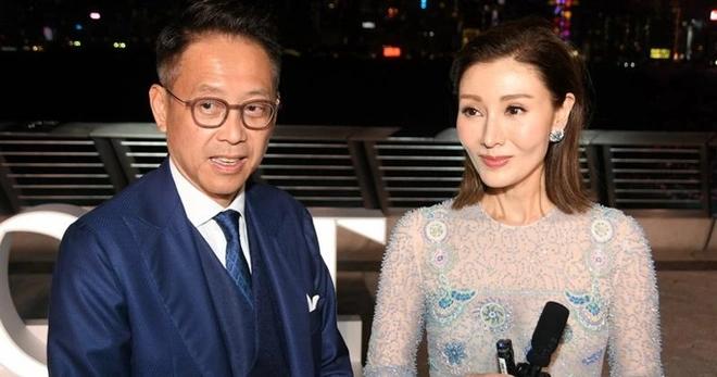 Người đẹp Hong Kong chia sẻ cảm động trước sự chăm sóc, ưu tiên mọi điều tốt đẹp nhất dành cho cô từ chồng. "Mỗi lần ăn cua, anh ấy luôn nhìn một lượt rồi chọn con đẹp nhất, ngon nhất cho tôi. Hành động nhỏ nhưng đủ khiến tôi hiểu được tình yêu anh ấy dành cho mình thế nào", Lý Gia Hân nói.